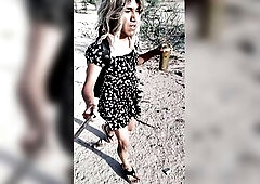 piernas sexys de ladyboy y minivestido con sandalias en publico caliente