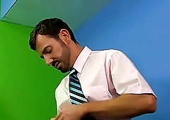 Muscular older dude fucks young twink