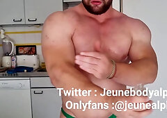 bodybuilder with well-lubed figure milks off and ripples