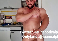bodybuilder with well-lubed figure milks off and ripples