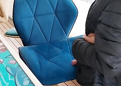 o fata e freaca pula uni apex de fata cun peak care statia la o terasa alturi de ei cla