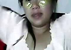 Her pussy becomes wetting while lonely Chinese MILF spread her cunt in front of webcam for public view