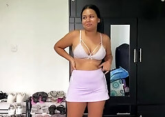 EMPLEADA HACE EJERCICIO Y SU JEFE LA FOLLA Y LE LLENA EL CULO DE GOO