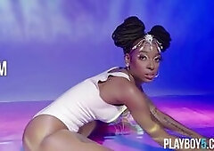 Big booty ebony teen exposes naked body