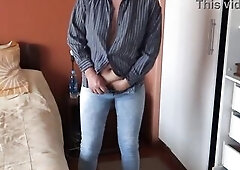 I jerk off to my stepmom's large butt and this babe begins to get turned on.