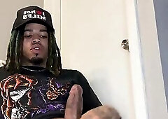 Sluttyboi bustin his big dick