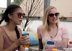 Ersties - Lesbische 4-er Pool-Orgie auf der Dachterrasse