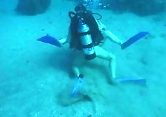 Underwater Sex on the sea - Cumshot