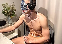 Muscle Gay Boy Likes to Take Oil