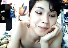 Basic hipster slut Sarah Seagreen plays awful music